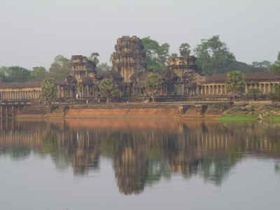 Wassergraben und Portal Angkor Wat