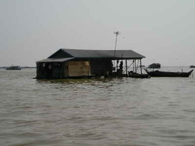 Schwimmendes Dorf auf dem See