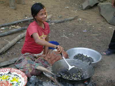 Mdchen kocht Muscheln