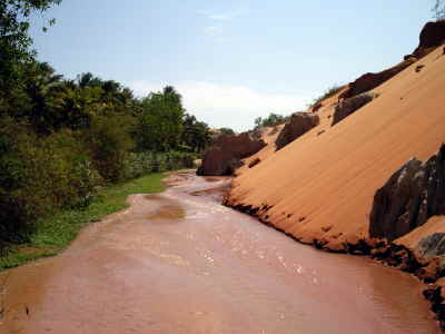 Wanderung durch Bach in Mui Ne