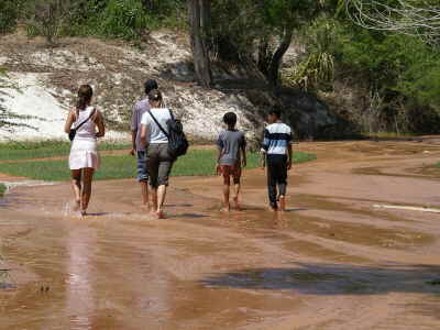 Wanderung durch Bach in Mui Ne
