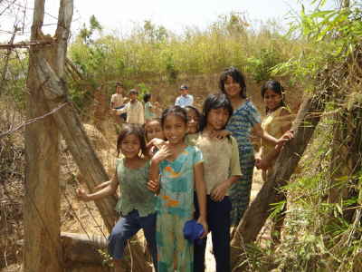 Kinder auf Hngebrcke aus Bambus